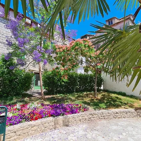 Nirvana & בית הארחה ספליט