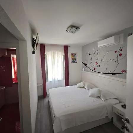 Nirvana & בית הארחה ספליט