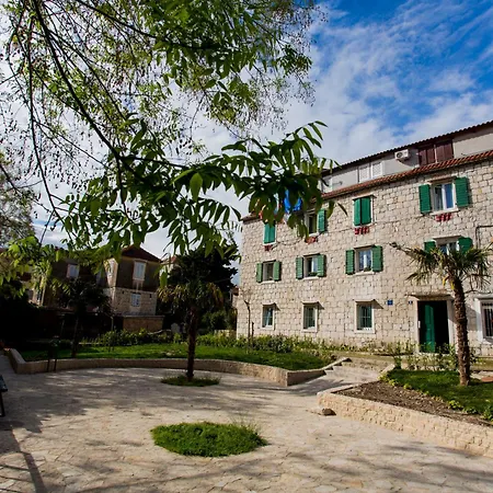 Nirvana & בית הארחה ספליט